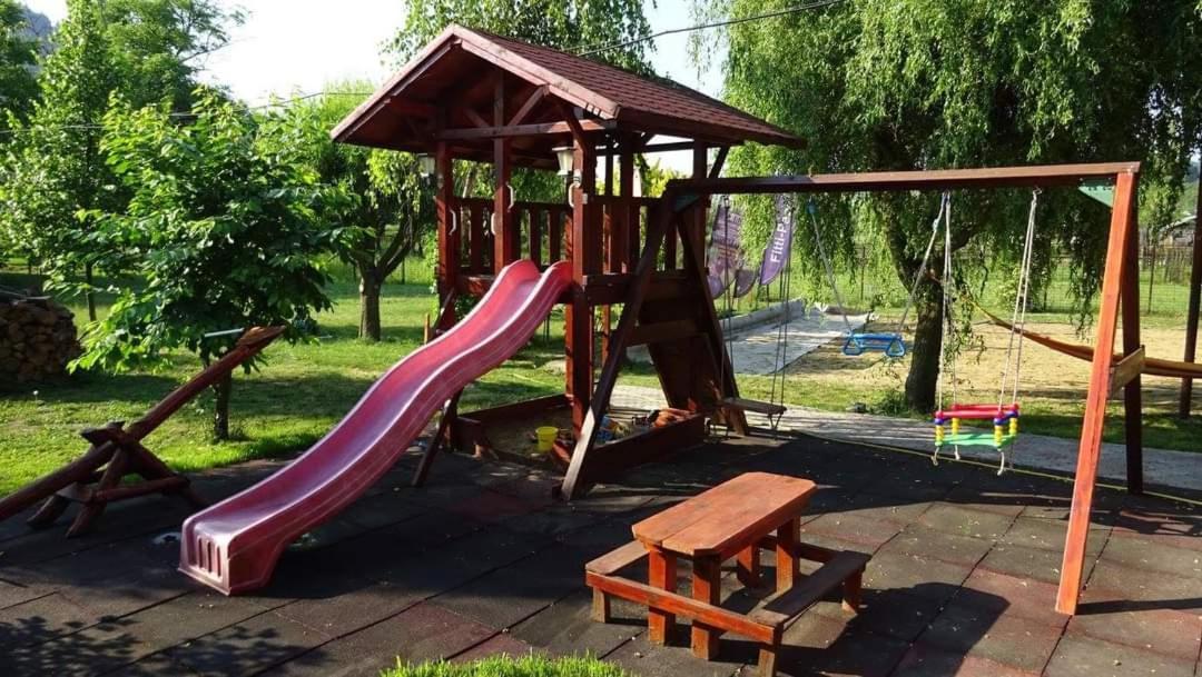 Holiday Vendeghaz Es Szabadidokert Jardanhaza Bagian luar foto